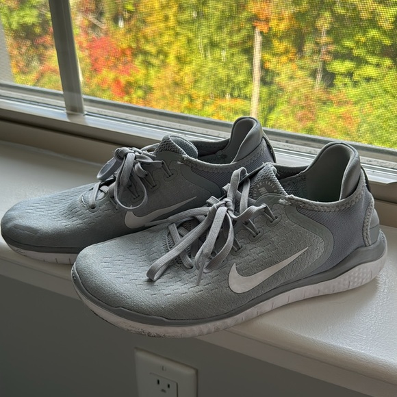 Size 8 Women’s Grey Nike tennis shoes - Picture 3 of 3
